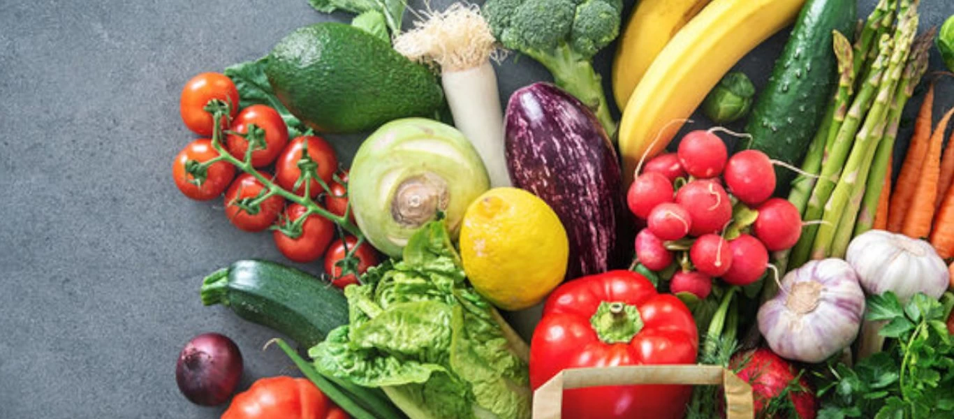 Δείτε πως θα απομακρύνετε τα φυτοφάρμακα από τα φρούτα και τα λαχανικά